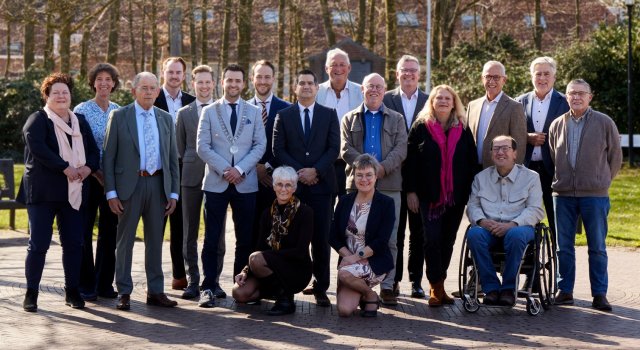 Groepsfoto leden van de gemeenteraad van de gemeente Heeze-Leende