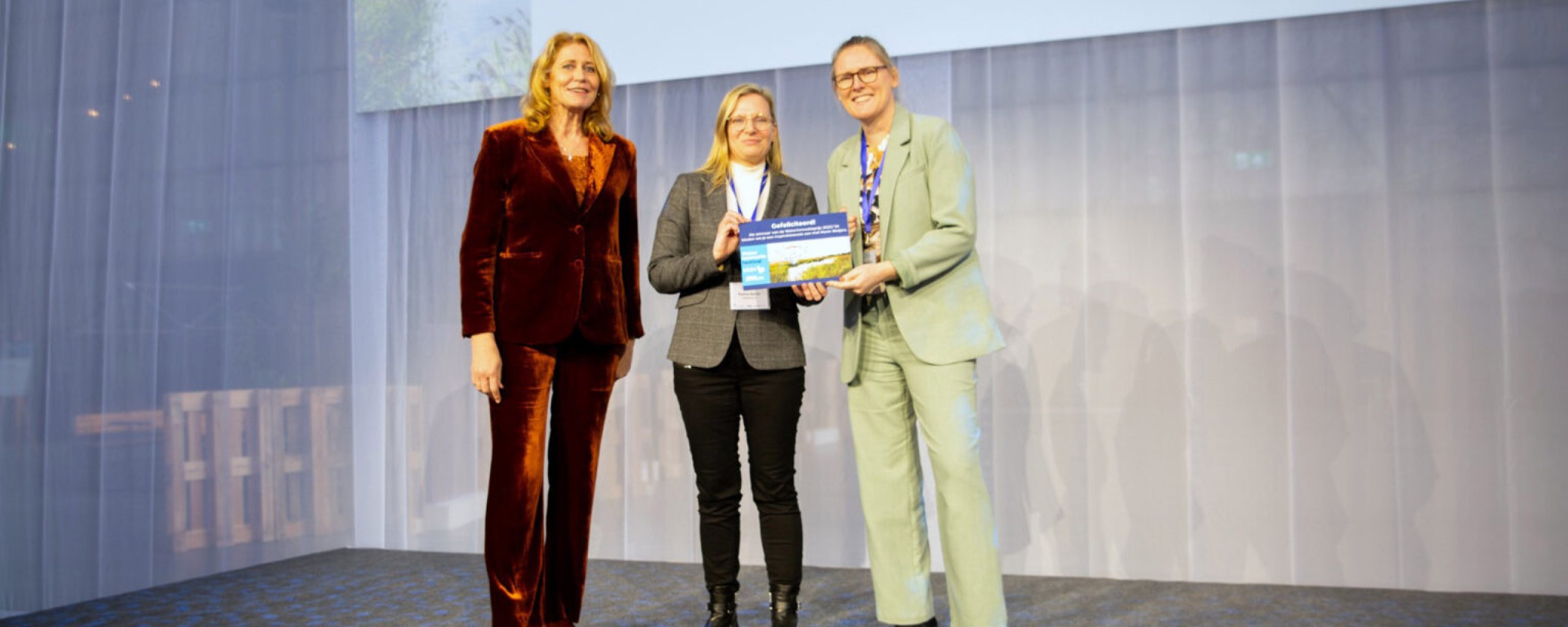 Luzette Kroon reikte de Publieksprijs uit aan Waterschap Aa en Maas