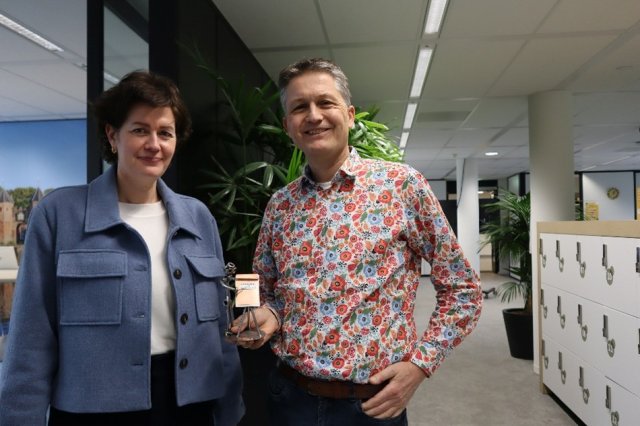 Secretaris-directeur Marjan Vogel en Floris Zwart tonen de Solventa-prijs