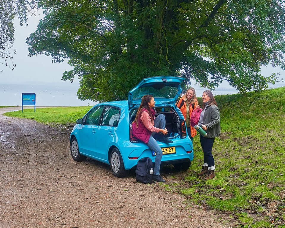 Foto van vrouwen die een auto delen