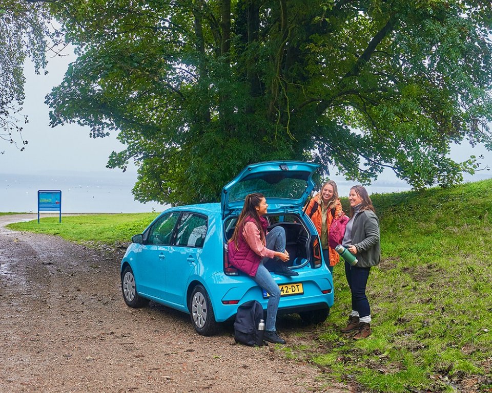 Foto van vrouwen die een auto delen