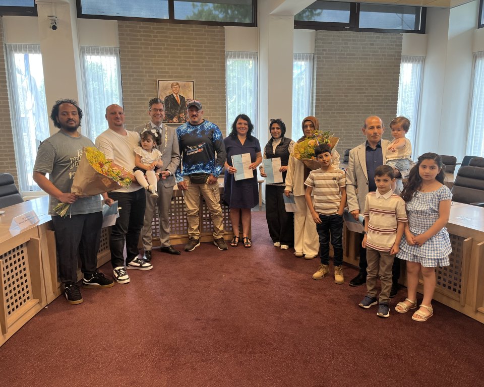  V.l.n.r. meneer Zeleke, meneer Dinç met zijn dochter, meneer Shamali, mevrouw Petrović, mevrouw Alshami, mevrouw Doğan en meneer Swas met zijn kinderen.