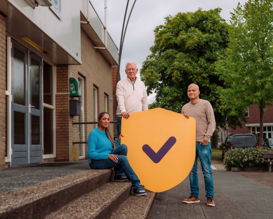 Denk Vooruit logo met 3 mensen