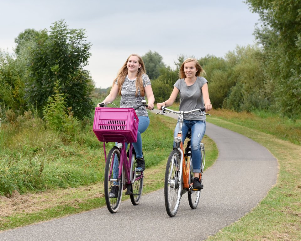 Fietsende jongeren