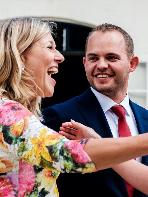 Marien Kuipers feliciteert bruidspaar