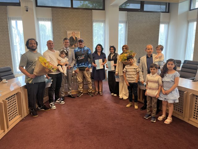  V.l.n.r. meneer Zeleke, meneer Dinç met zijn dochter, meneer Shamali, mevrouw Petrović, mevrouw Alshami, mevrouw Doğan en meneer Swas met zijn kinderen.