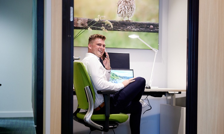 Foto Marco van den Akker aan het werk achter een bureau