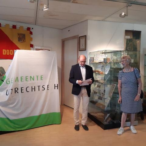Wethouder Rob Jorg opende een bijzondere expositie in de Oudheidkamer van het Cultuurhuis in Doorn