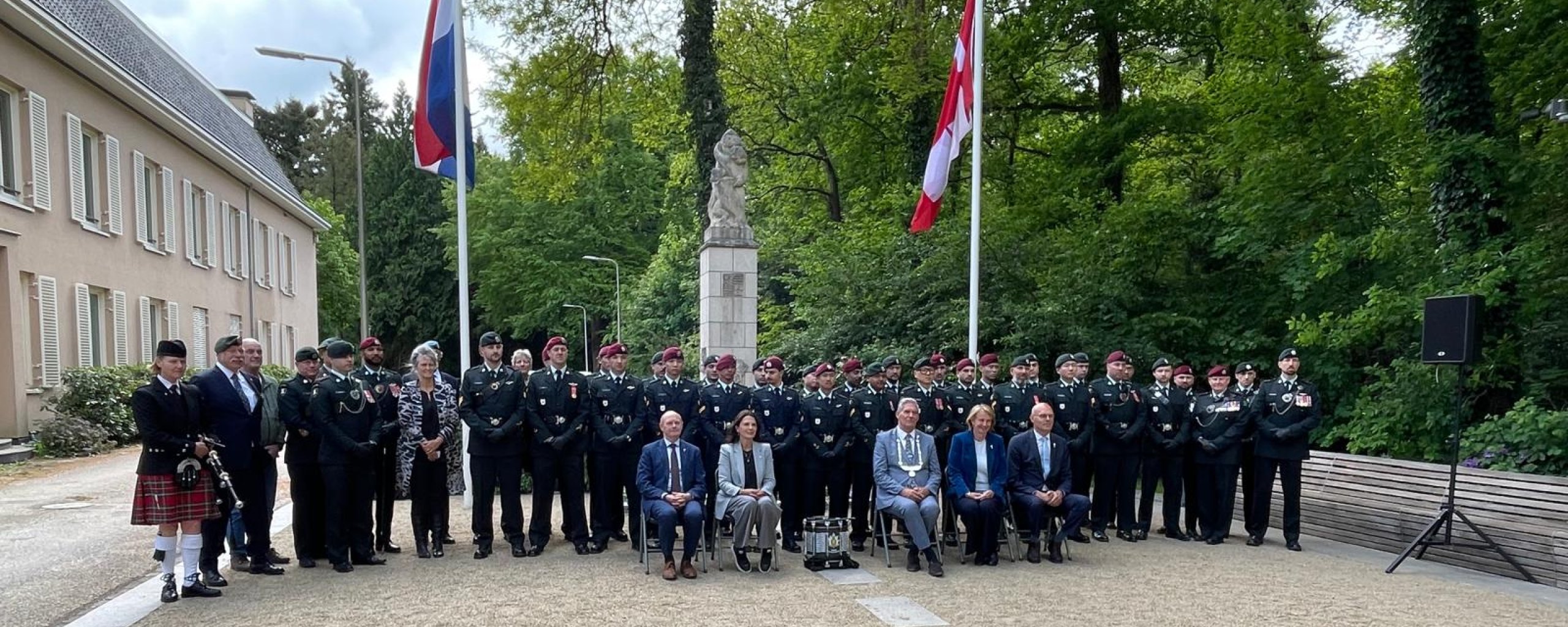 The Queen’s Own Rifles of Canada met het college van burgemeester en wethouders van de gemeente Utrechtse Heuvelrug