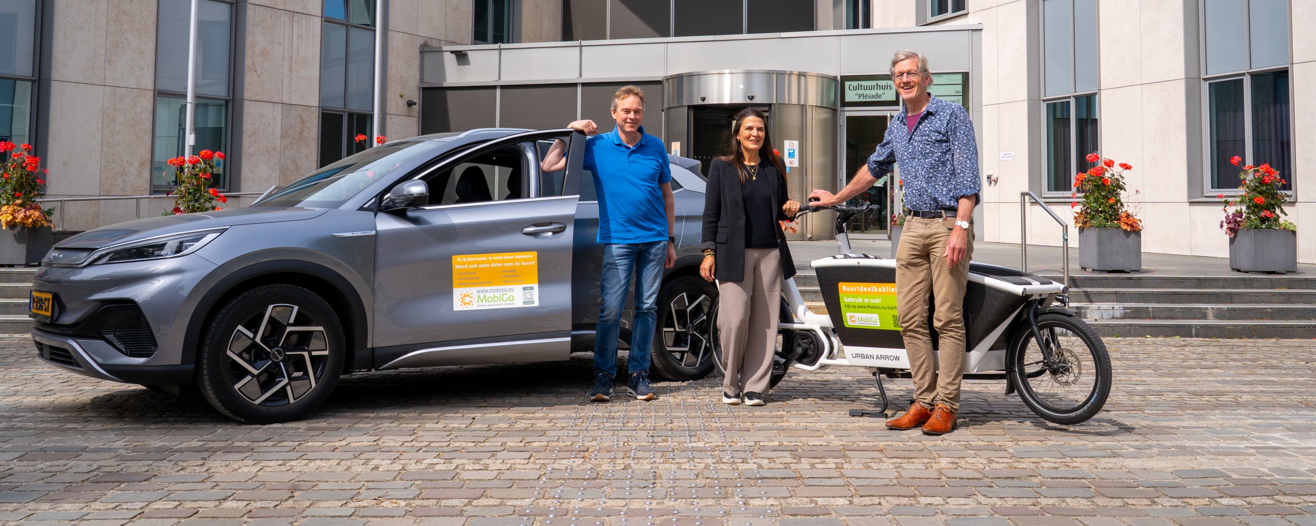 Anouk Haaxma, wethouder mobiliteit, heeft woensdag 14 mei met energiecoöperatie Heuvelrug Energie en MobiGo het startsein gegeven voor een campagne om het aantal elektrische buurtdeelauto’s uit te breiden in alle dorpen.