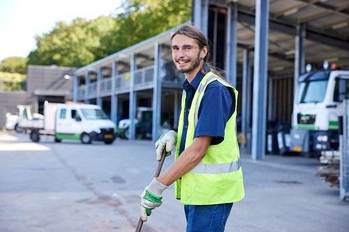 Diede aan het werk op de gemeentelijke milieustraat