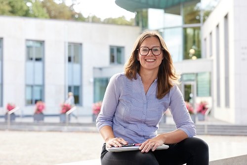 Kamila werkt op haar laptop bij het Cultuurhuis in Doorn