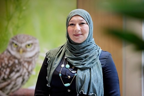 Hafida poseert bij haar werkplek