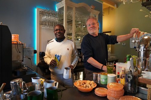 Eric en Samson staan achter de bar van Mas Montagne