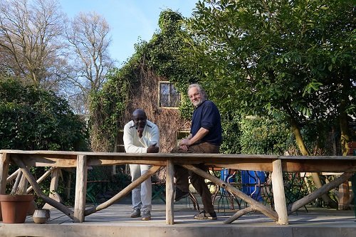 Eric en Samson staan op het terras van horecagelegenheid Mas Montagne