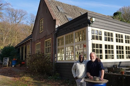 Eric en Samson staan voor horecagelegenheid Mas Montagne