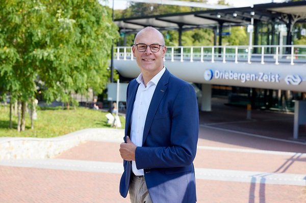 Wethouder Gerrit Boonzaaijer voor het station Driebergen-Zeist