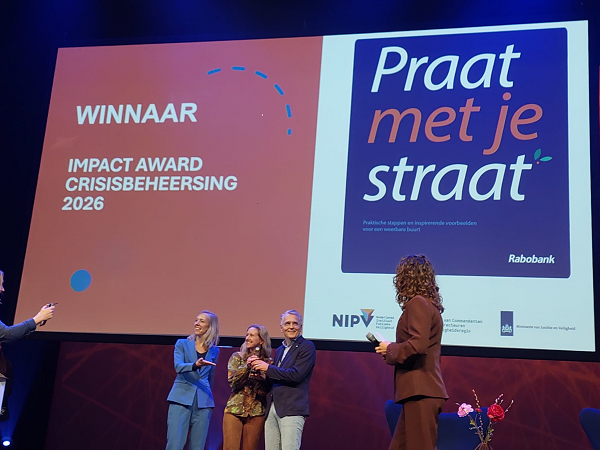Maarten Westerduin en Lisette Pronk van Ludenkwartier nemen de Award in ontvangst