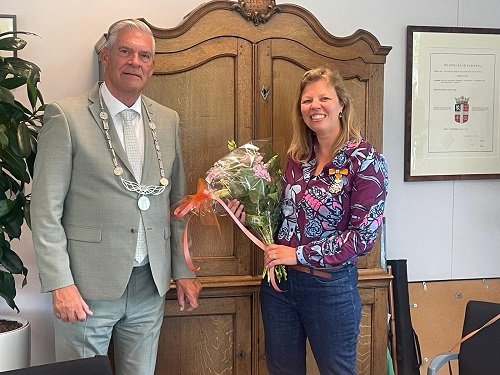 Marlijn Letema ontvangt de koninklijke onderscheiding van burgemeester Frits Naafs