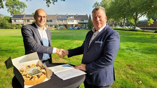 Wethouder Gerrit Boonzaaijer draagt de oude kolk over aan bramer b.v.