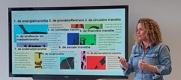 Suze Gehem van De Groene Grachten geeft een presentatie