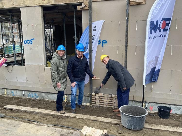 Samen met de toekomstige bewoners en oud-Amerongers Menno en Anneke Nagel verrichtte wethouder Rob Jorg woensdag 25 januari de symbolische start van het bouwproject Allemansplein in Amerongen. 