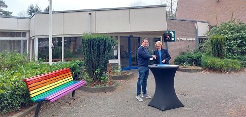 Wethouder Karin Oyevaar en Henk te Broek van bouwbedrijf Osnabrugge schudden elkaar de hand voor de Twee Marken in Maarn