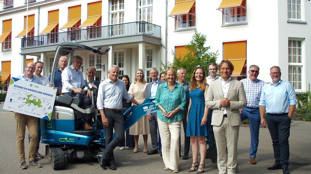 Op de foto bestuurders van gemeenten die het convenant hebben ondertekend