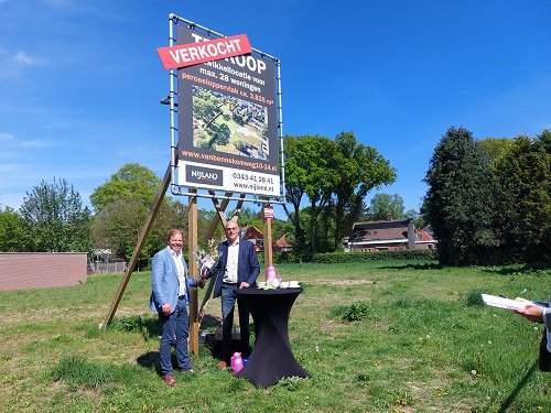 Van Bennekomweg verkocht en de heer van Loon en wethouder Gerrit Boonzaaijer schudden elkaar de hand