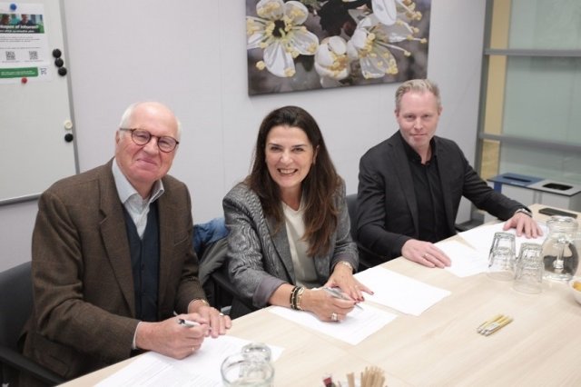 De heer F. van Beuningen, wethouder Anouk Haaxma en Matei Klewer (ambtelijk vertegenwoordiger gemeente Wijk bij Duurstede) ondertekenen de intentieovereenkomst.