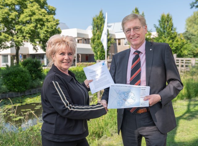 The photo shows: Water Board Member Klazien Hartog (HHNK) and Alderman Kees Schilder (Municipality of Edam-Volendam) at City Hall after signing the agreement for the transfer of urban water management. © HHNK / Loek Buter