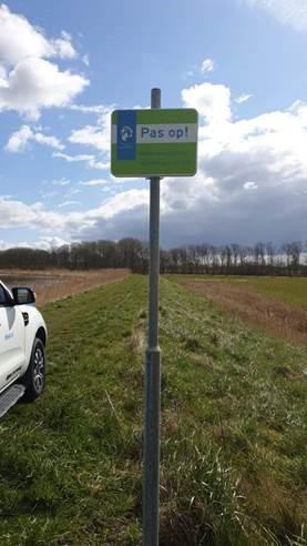 Foto van een waarschuwingsbord "Pas op, mollenklemmen".