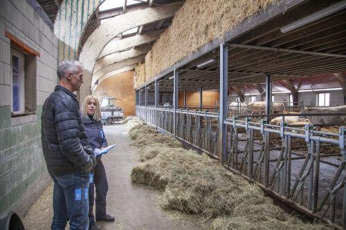 Onze toezichthouders nemen samen met de veehouder de situatie door