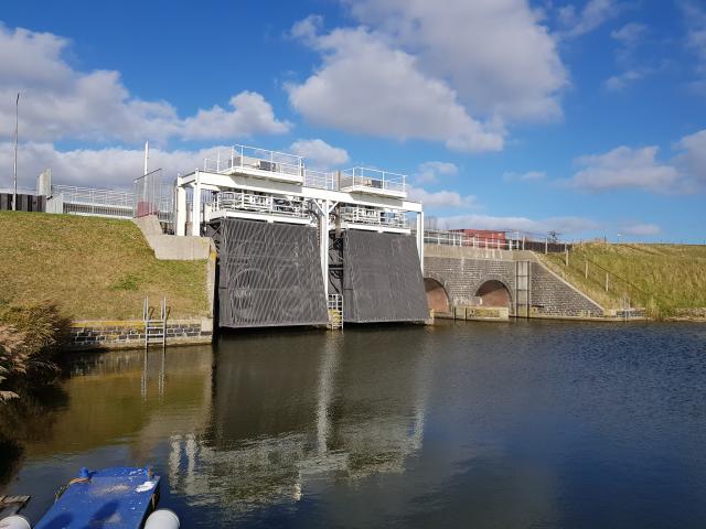 Zijaanzicht spuisluis Oostoever in Den Helder 