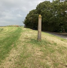 Foto van dijkpaal op de Assendelver Zeedijk