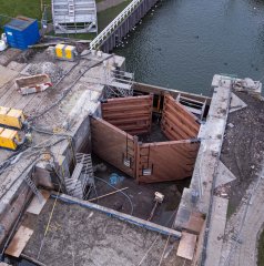 Foto van werkzaamheden aan de Sassluis in Enkhuizen