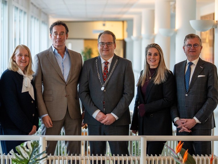 Groepsfoto van het college van B&W, met van links naar rechts: Karin, van Werven, Roland Boom, Serge Ferraro, Fleur van der Kleij en Bert Rebel.