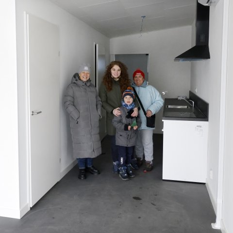 Oekraïners bekijken de tijdelijke woning waar zij in februari 2024 naar toe verhuizen.