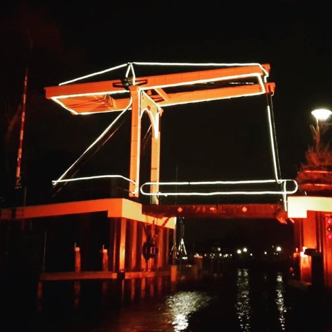 De brug bij de Aanloophaven heeft een oranje kleur.