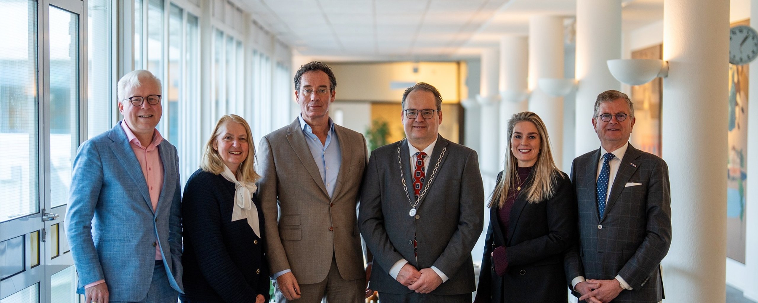 Groepsfoto van het college van B&W, met van links naar rechts: Johan Cnossen, Karin, van Werven, Roland Boom, Serge Ferraro, Fleur van der Kleij en Bert Rebel.