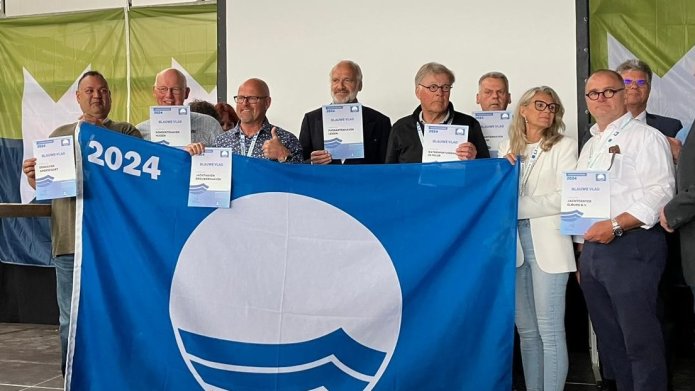 Medewerkers van de gemeentehaven krijgen de blauwe vlag, een internationale milieuonderscheiding 