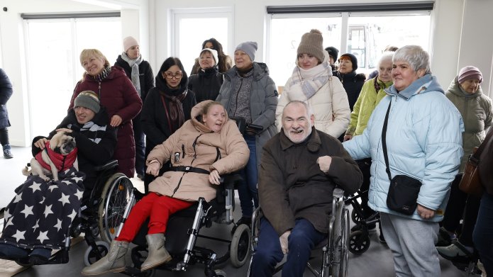 Bewoners voor de eerste keer hun nieuwe woningen aan het Ellertsveld in Huizen.