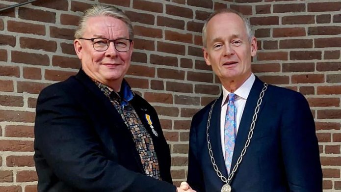 Jan Pieter Wiesenekker krijgt een koninklijke onderscheiding van burgemeester Niek Meijer