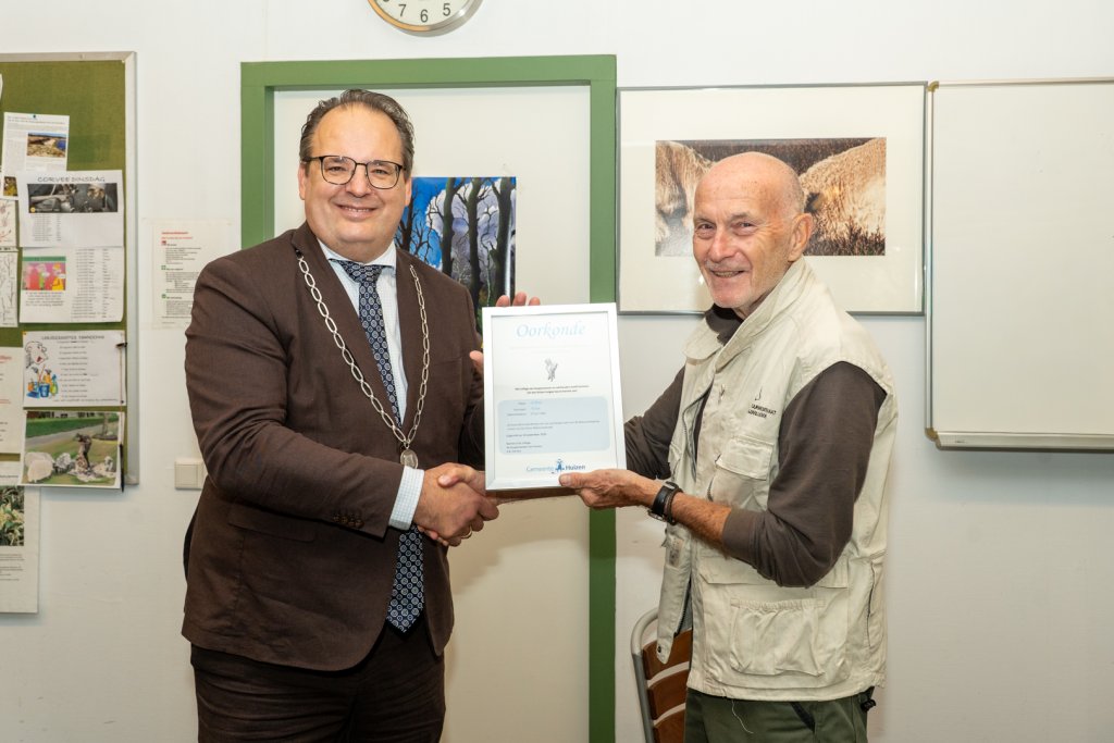Burgemeester Serge Ferraro reikt de Huizer Insigne uit aan Wim Schras.