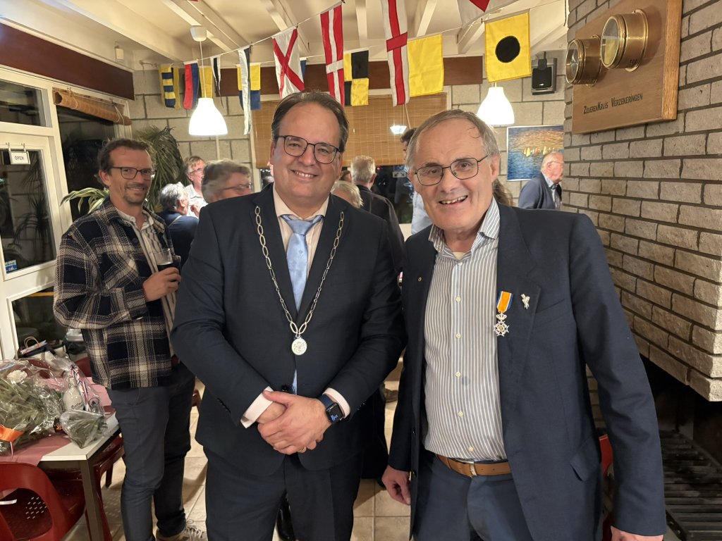 Burgemeester Serge Ferraro reikte een koninklijke onderscheiding uit aan Roeland Bijlaard.