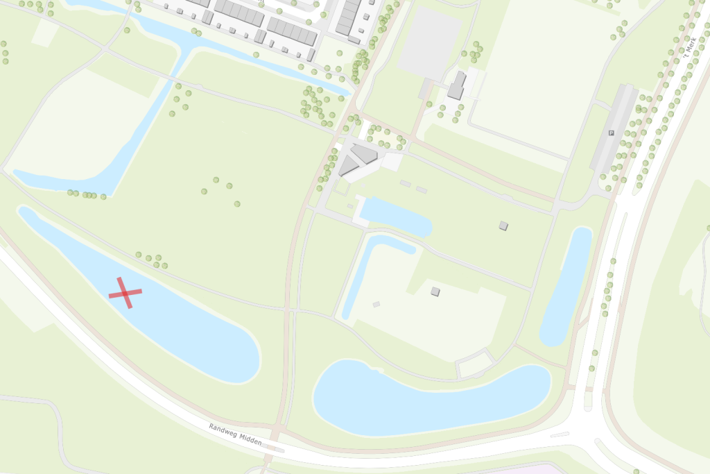 Kaart van het Warandepark in Huizen waarin met een kruis de kwelvijver wordt getoond door geschoond wordt in augustus.