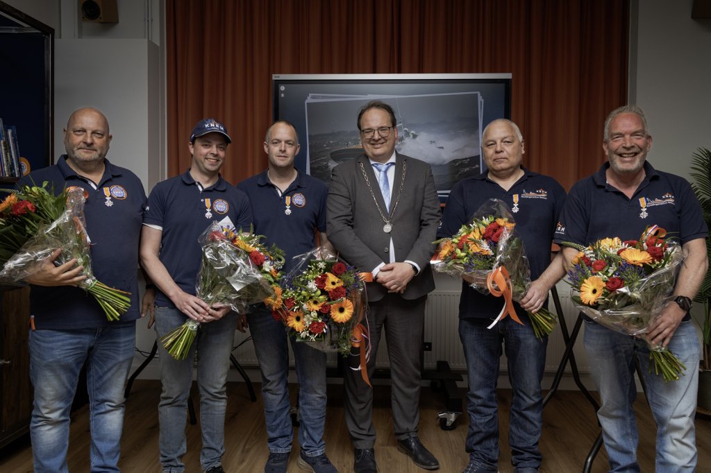 Koninklijke onderscheidingen voor leden van de KNRM, Rinke Muilwijk, Maurits Bast, Erwin Potman, Erwin van den Brink en Mark van den Brink, met burgemeester Serge Ferraro.