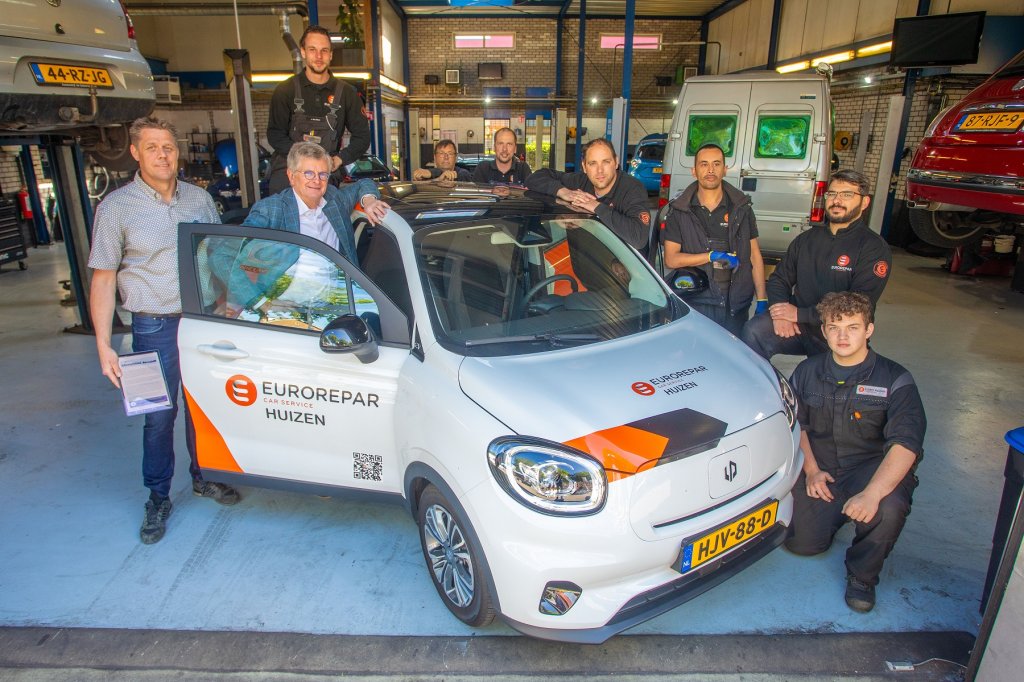 Wethouder Bert Rebel bij zijn werkbezoek aan garage Herman Lubbers