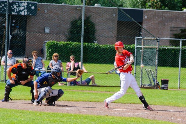 Colin Beek in actie bij honkbalvereniging B.S.V. de Zuidvogels, waar hij ook vrijwilliger is