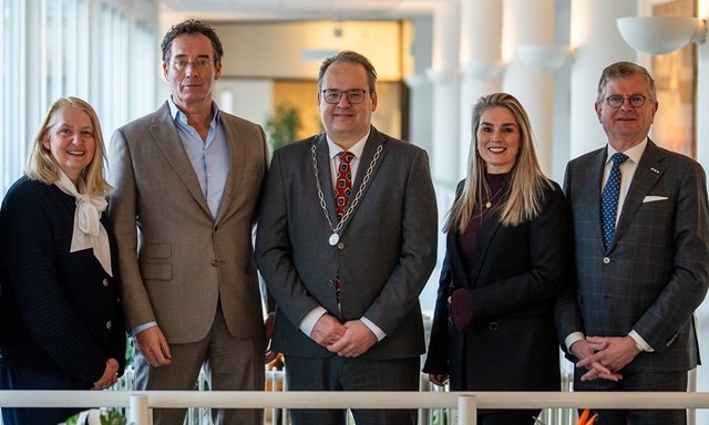 Groepsfoto van het college van B&W, met van links naar rechts: Karin van Werven, Roland Boom, Serge Ferraro, Fleur van der Kleij en Bert Rebel.